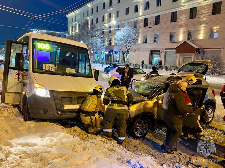 Один человек пострадал в ДТП на улице Коминтерна в Мурманске