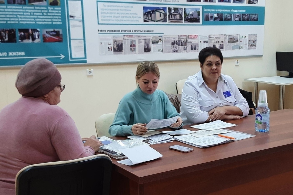 Курские врачи областной больницы осмотрели на выездном приеме 67 фатежцев