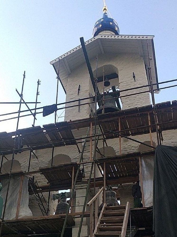 Новый часовой механизм установят на Большую звонницу Псково-Печерского монастыря