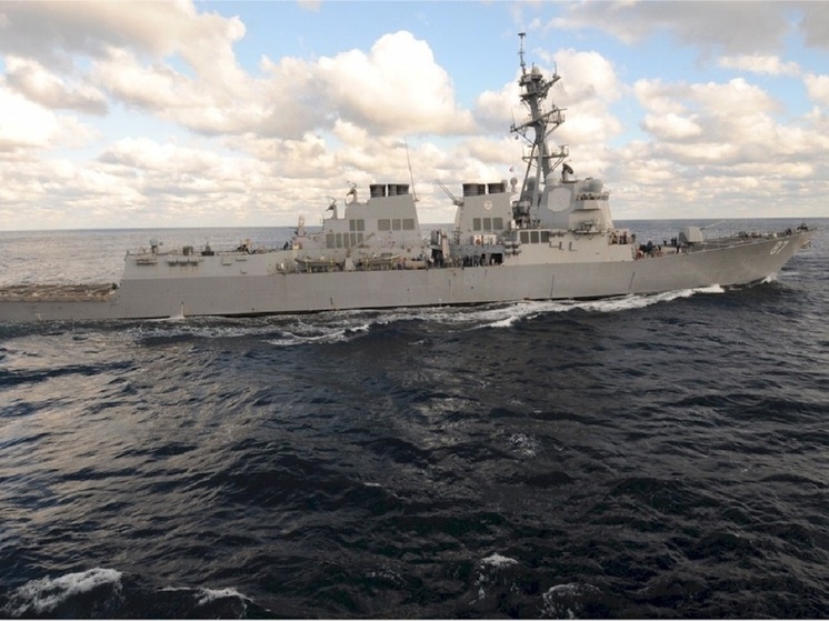 Американский эсминец подвергся атаке в Аравийском море