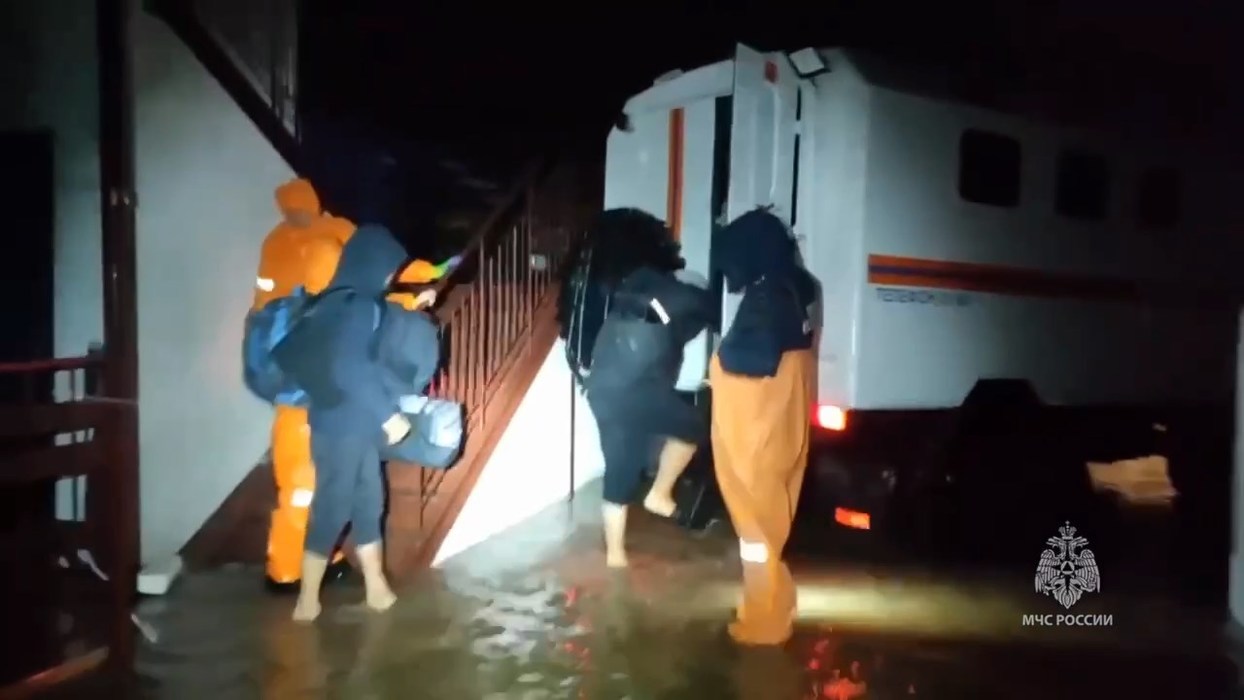 Крым продержался сутки после шторма века: ураган сменился снегопадом