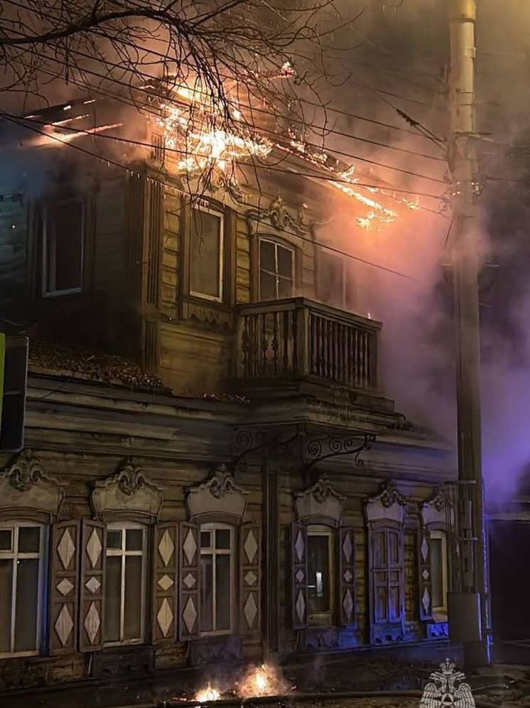 В Иркутске сгорел дом с мезонином