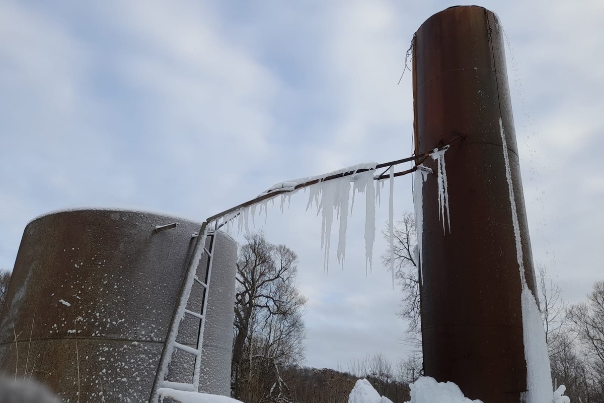 Падение водонапорной башни. Водонапорная башня падает на УАЗИК. Водонапорная Падающая башня Великий Новгород. Молодой туд рухнула водонапорная башня.