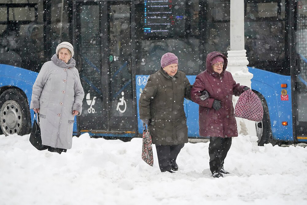 A “black blizzard” covered Moscow: footage of snowfall, snowdrifts, road chaos