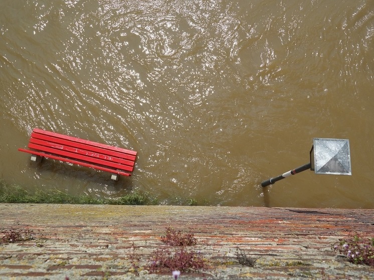 Улицы Адлера затопило из-за шторма