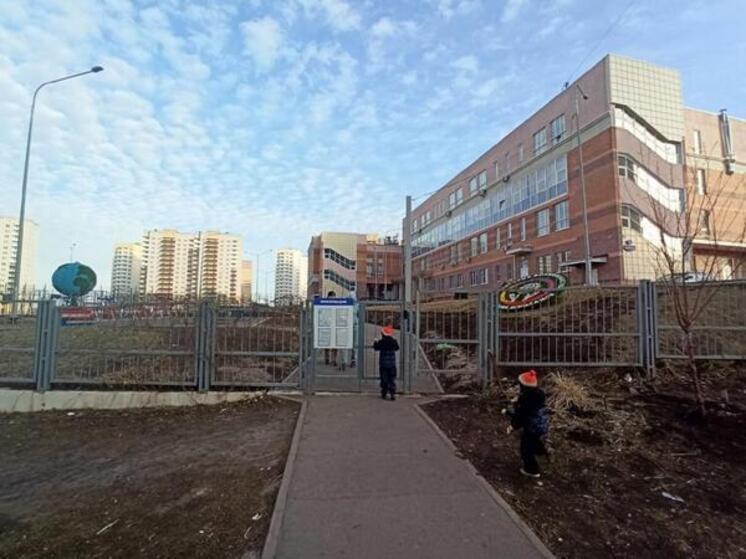 В Таганроге из-за сильного урагана закрыли несколько школ