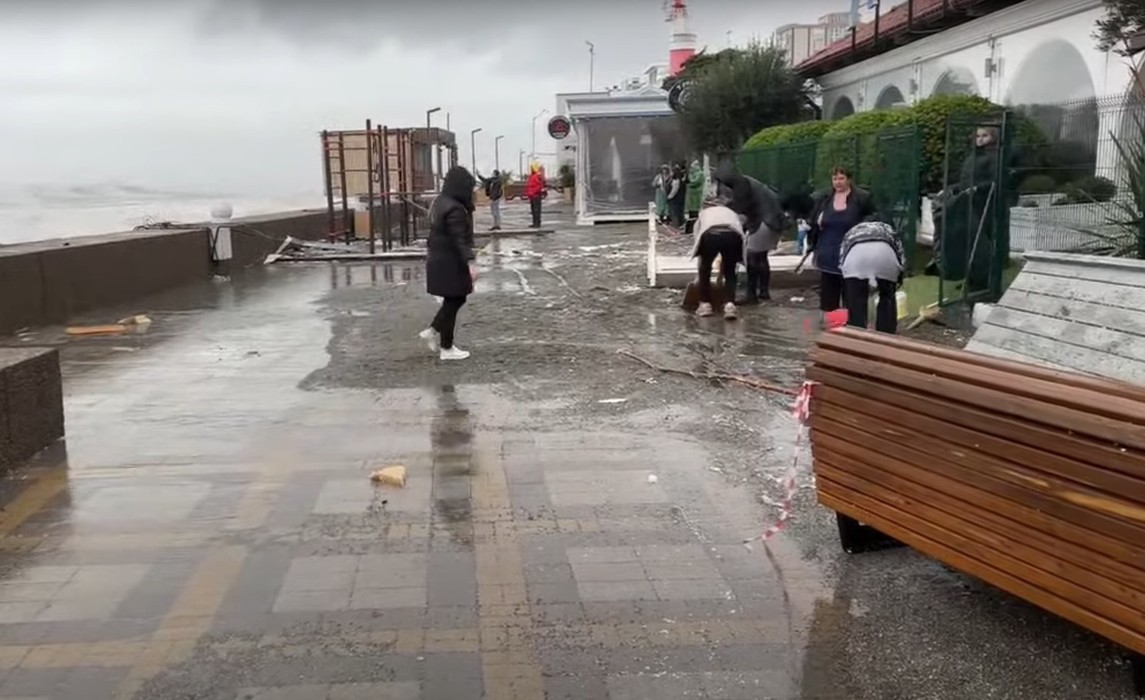 Heaps of garbage, destroyed embankments, evacuation of residents: footage of the consequences of the storm on the Black Sea coast