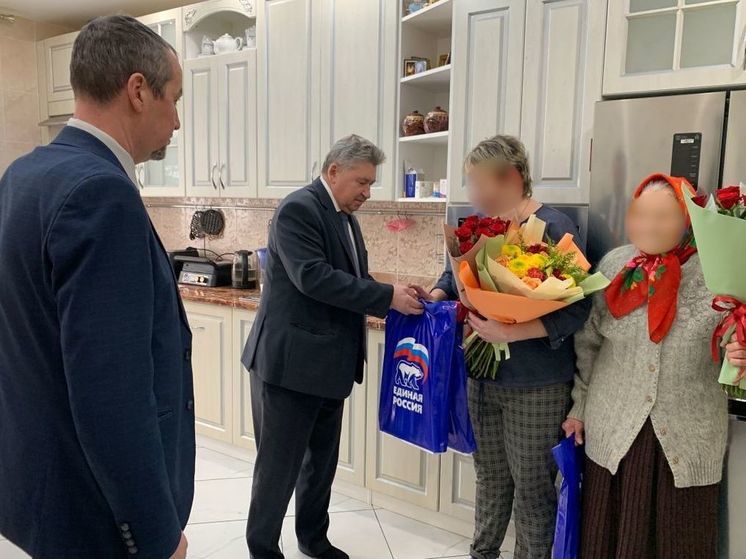 Подарки, цветы и теплые слова: Алексей Анохин поздравил с Днем матери семью участника СВО