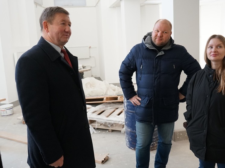 Реконструкцию бывшего кинотеатра «Марат» проверил вице-спикер думы Иркутска Юрий Коренев