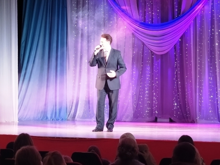 Смоленский таможенник Николай Самулеенков выступил на концерте ко Дню матери