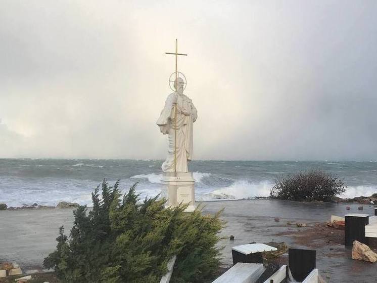 В Севастополе при шторме уцелел памятник Андрею Первозванному