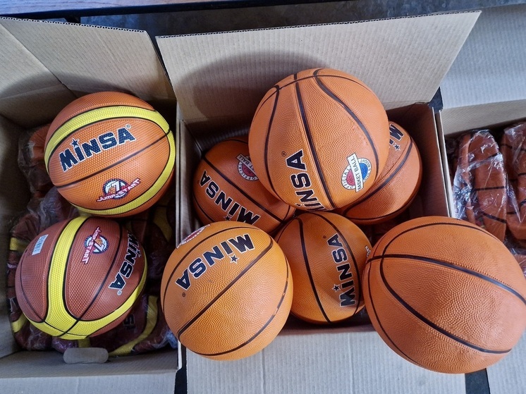 Таможенники передали конфискованные баскетбольные мячи учреждениям Екатеринбурга