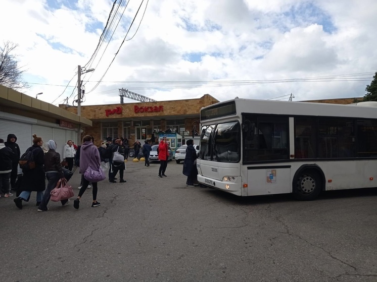 В Лазаревском районе пересаживают пассажиров с электричек на автобусы
