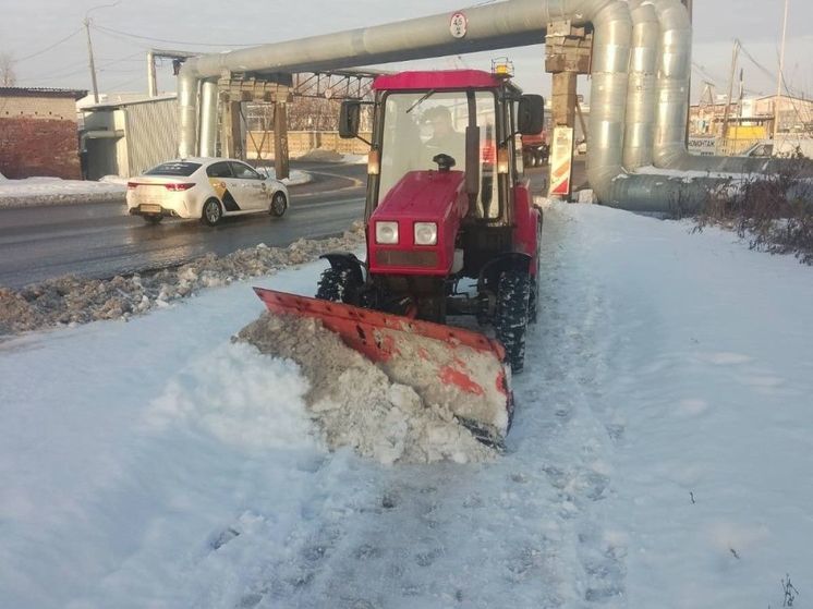 Кировские подрядчики включились в уборку слякоти с городских улиц