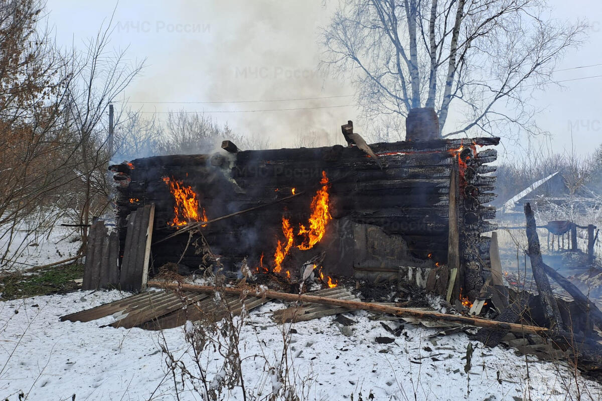 Пожар в жилом доме под брянским Почепом унес жизни двух людей