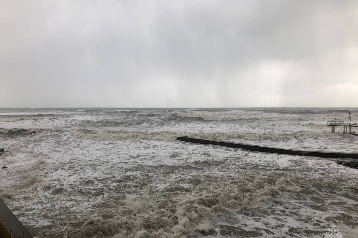 Поиск шторм. Шторм века в Анапе 27 ноября. Волны вынесли.