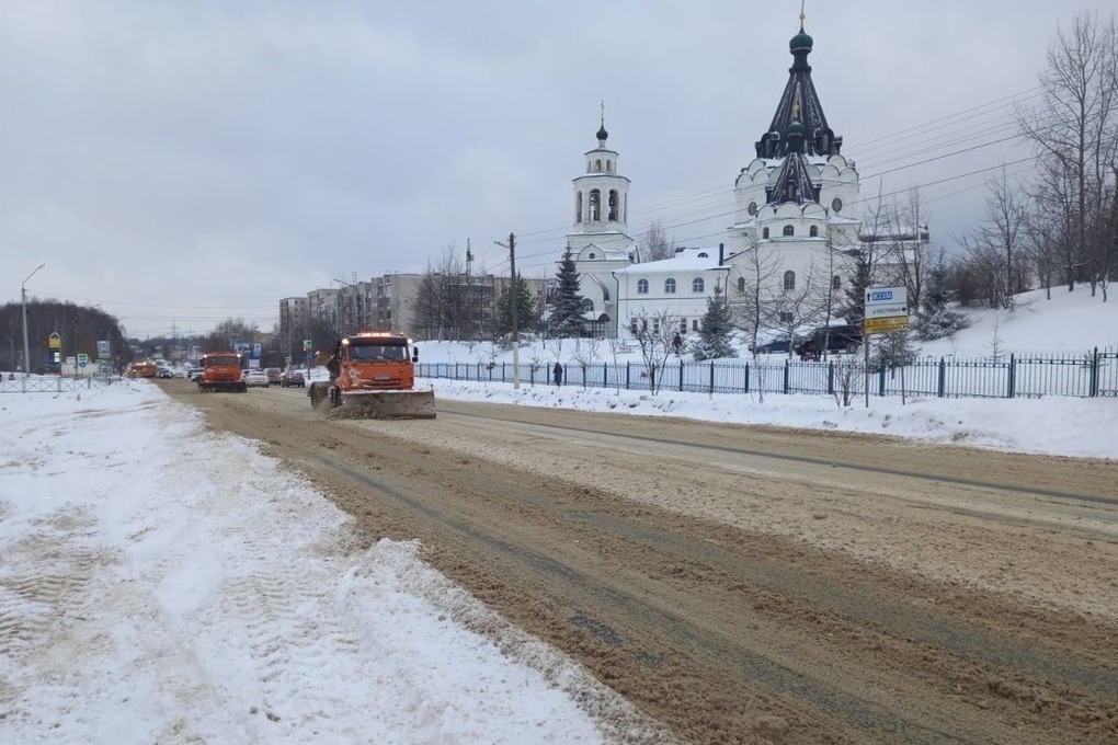 В Костроме дорожники усиленно борются с последствиями снегопада