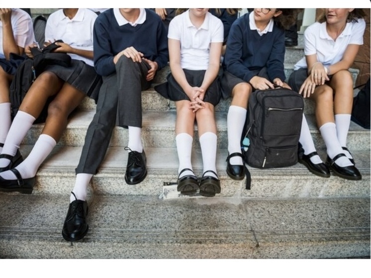 «Если девочки придут в брюках – их отправят домой» – школьницы Иркутской области пожаловались на запрет ношения брюк
