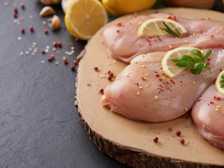 Пензенцам сообщили о падении оптовых цен на мясо птицы и свинину