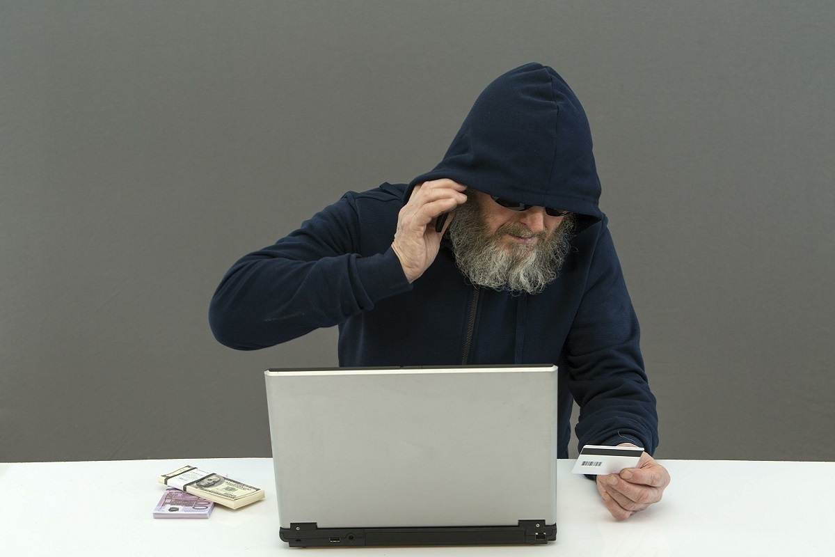 Baza: a Russian pensioner who tried to rob a bank acted at the behest of scammers