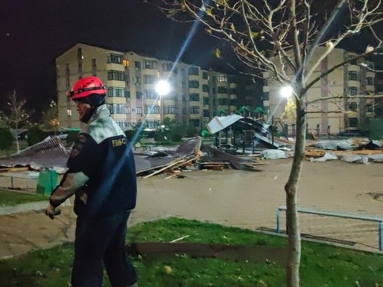Кубанские спасатели чинят крыши, сорванные с домов сильным ветром