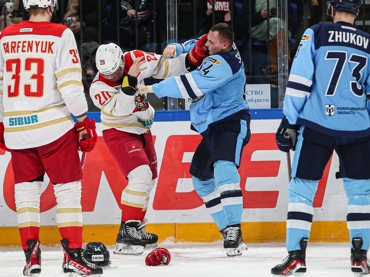 На матче «Сибирь» – «Куньлунь» хоккеисты Сушко и Локкарт сцепились в драке