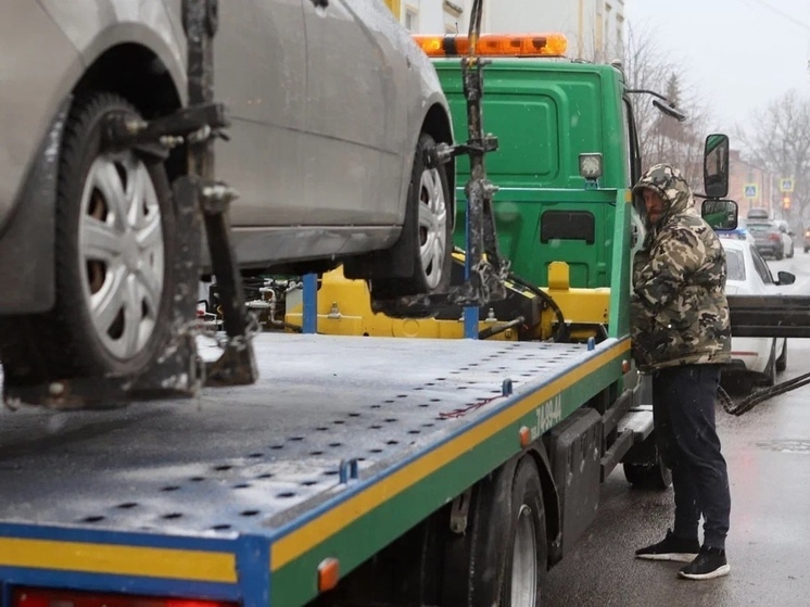 В Курске продолжают эвакуировать мешающие уборке снега автомобили