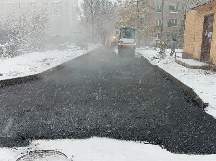 Росавтодор рассказал, почему дороги в РФ укладывают при дожде и снеге