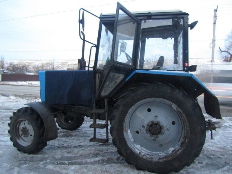 В Марксовском районе мужчина угнал трактор и отправился за алкоголем