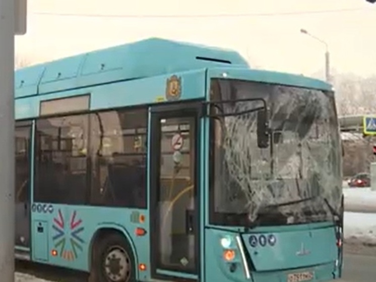 В Архангельске водитель «Газели» устроил ДТП с участием пассажирского автобуса и легковушки