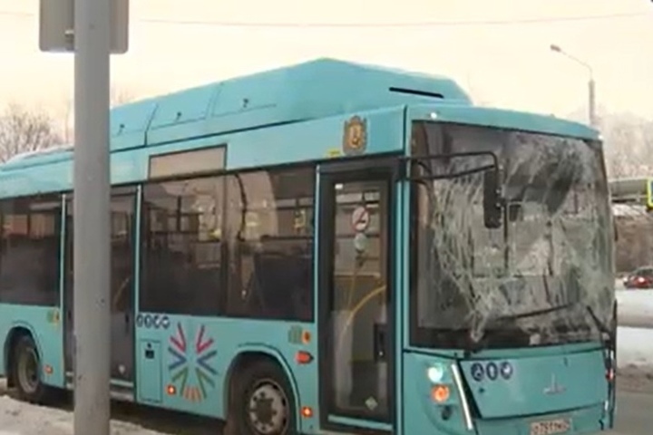 В Архангельске водитель «Газели» устроил ДТП с участием пассажирского автобуса и легковушки