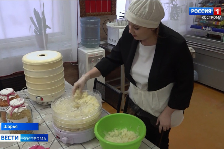 Студентки Шарьинского педколледжа наладили производство сухих супов для солдат на передовой