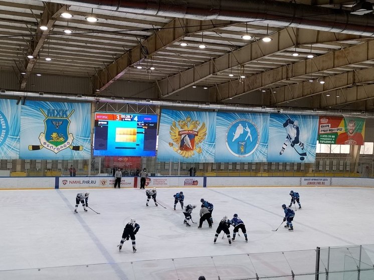 Белгородские хоккеисты обменялись победами со сверстниками из Нововоронежа