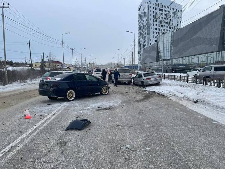 В Якутске произошла авария с участием нескольких машин