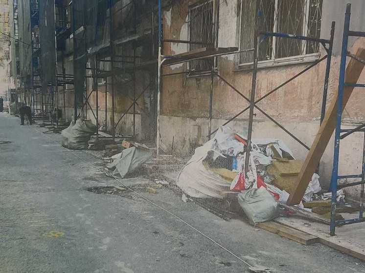 Строителей в Южно-Сахалинске оштрафовали за оставленный мусор