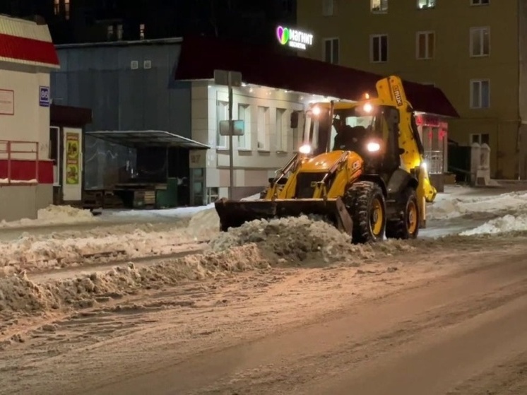 В Кирове расчищают от снега парковки и остановки