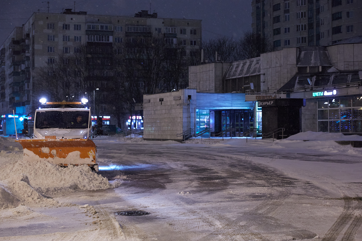 Городские службы ликвидируют последствия снежного циклона в Петербурге