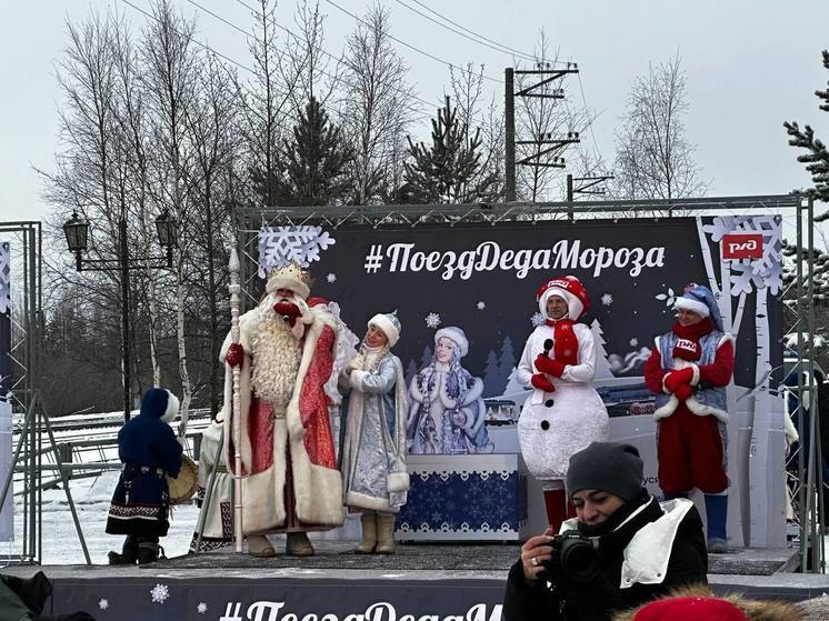 Жители Ноябрьска восторженными возгласами встретили поезд главного Деда Мороза России