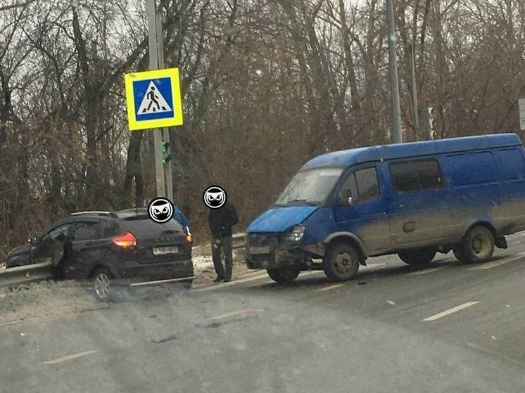 В Пензе легковушка влетела в отбойник у поворота на Зарю