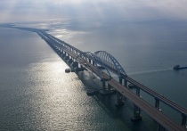 Проезд транспорта по Крымскому мосту днем во вторник временно прекращен