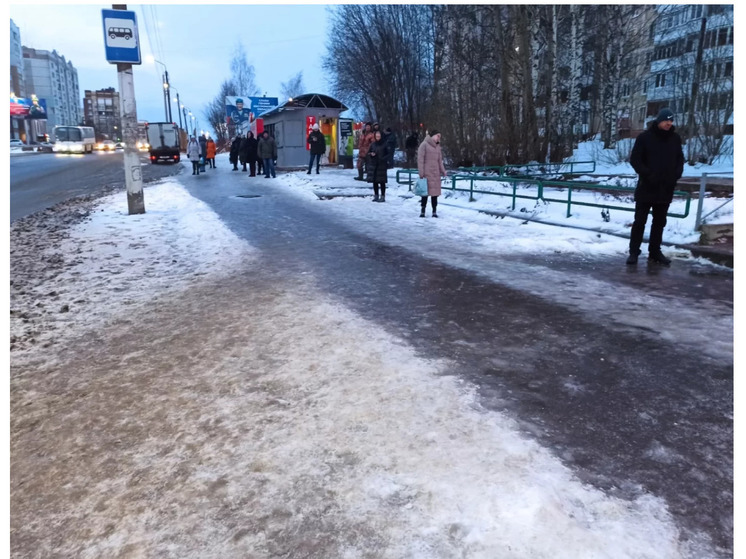 После оттепели слабый мороз превратил костромские дороги в сплошной каток