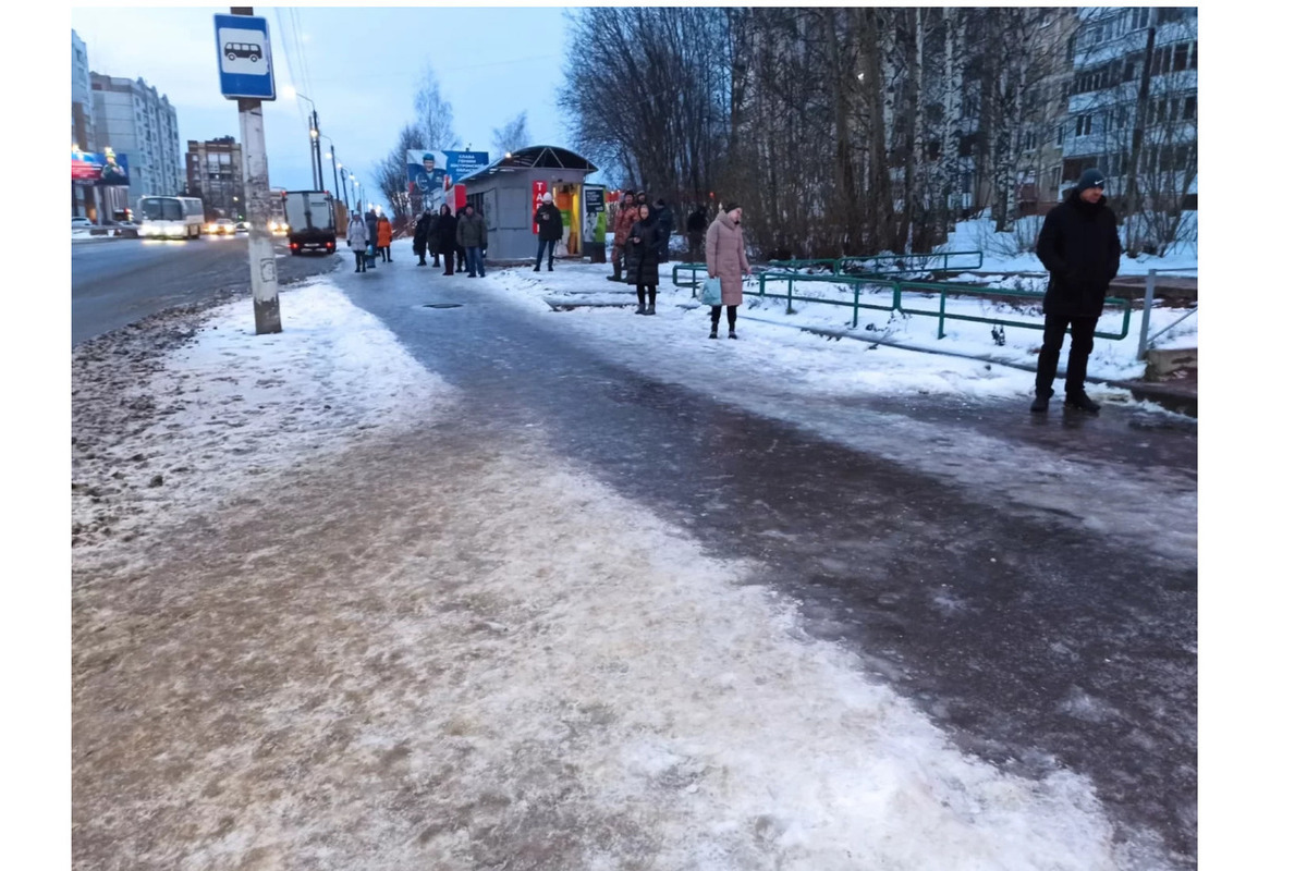После оттепели слабый мороз превратил костромские дороги в сплошной каток