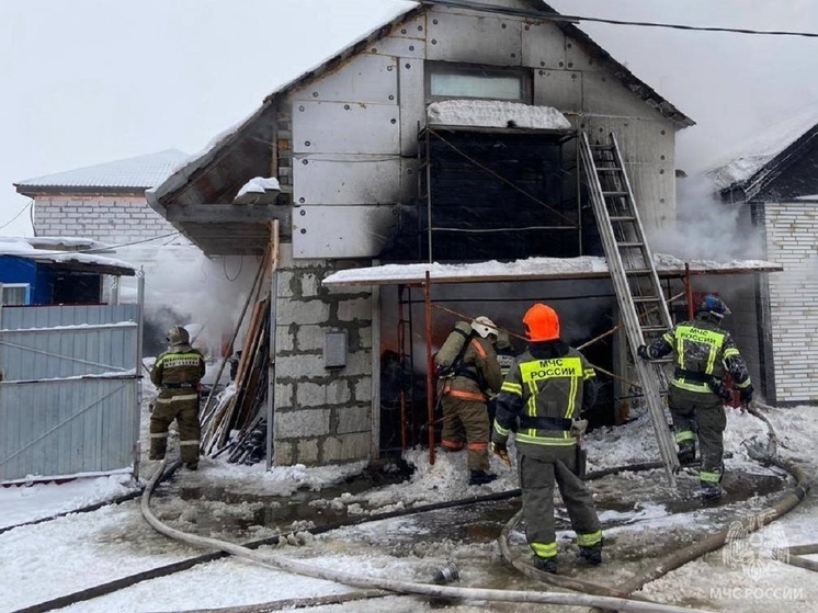 В Новом Уренгое из-за пожара в гараже едва не сгорел дом