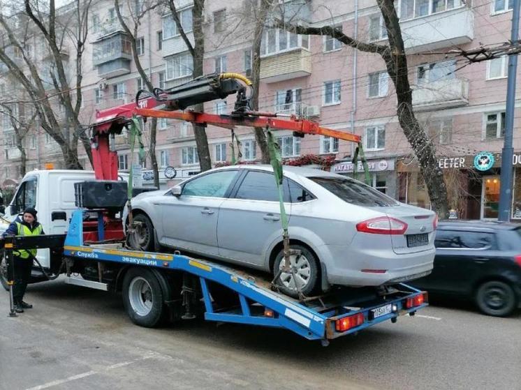 В Воронеже эвакуатор увез первую машину с закрытыми номерами