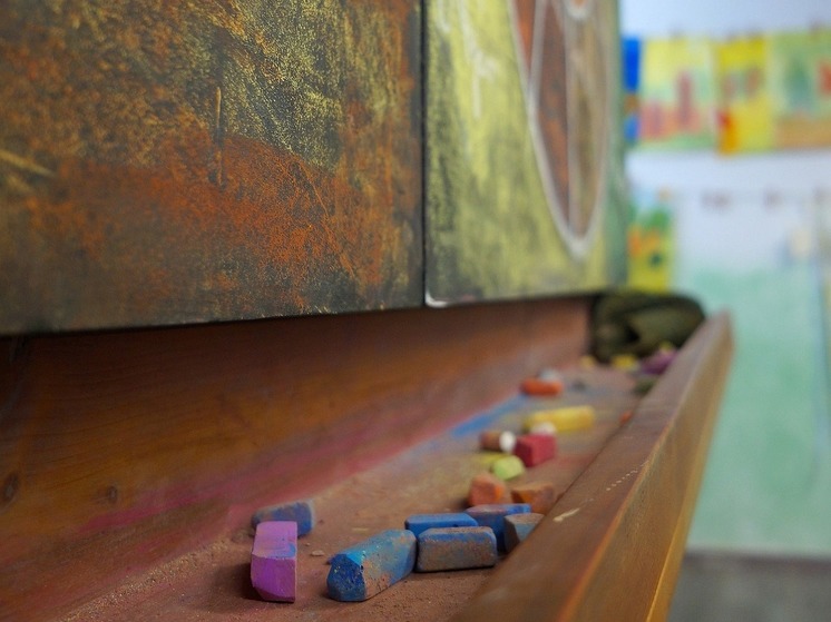 В Москве отстранили нарисовавшего свастику и проукраинский лозунг учителя