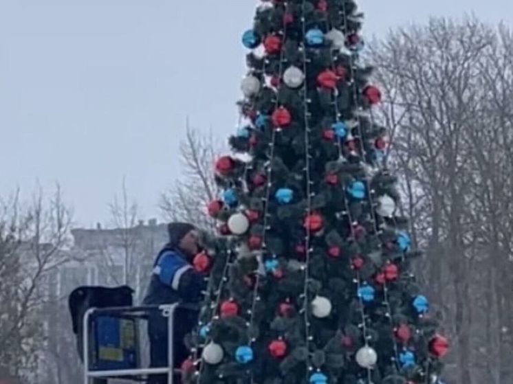В Солнечногорске начали украшать новогоднюю елку на набережной озера