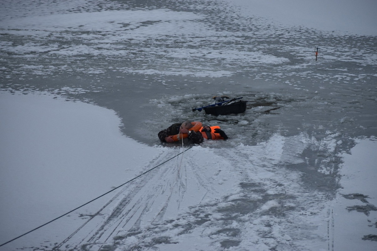 Провалившегося под лед в Йошкар-Оле рыбака положили в больницу