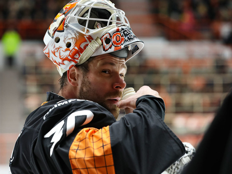 В третьем периоде хабаровчане опережали «моряков» на одну шайбу, но Денис Голубев сумел дать шанс «Адмиралу»