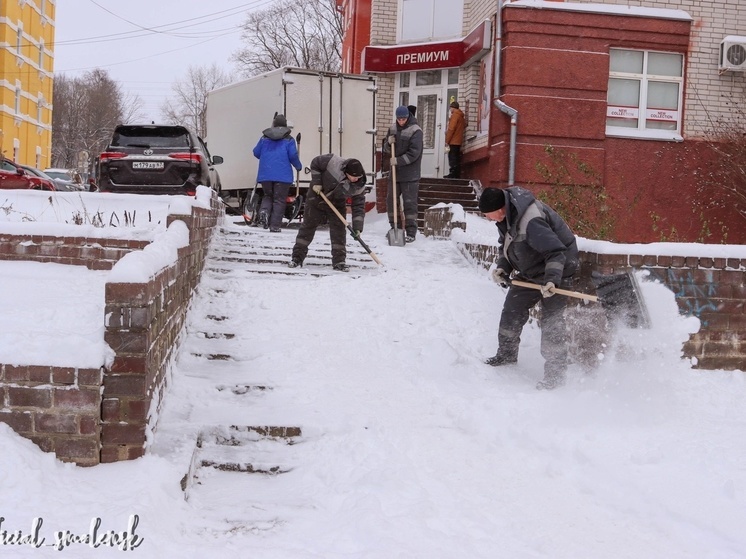 В Смоленске во всех районах города продолжают убирать снег
