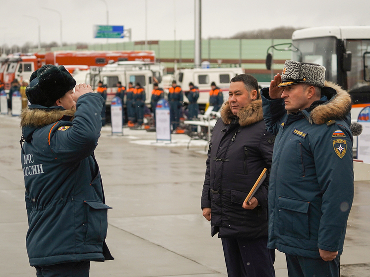 Александр Куренков и Игорь Руденя передали спецтехнику подразделениям МЧС